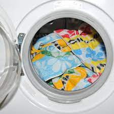 pralka brudzi ubrania - dlaczego - czemu pralka brudzi pranie - czy szare rzeczy można prać z czarnymi